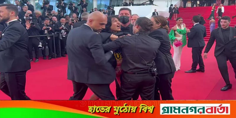 অর্ধনগ্ন হয়ে জানালেন, এবার ইউক্রেনে ধর্ষণ বন্ধ কর অর্ধনগ্ন হয়ে জানালেন, এবার ইউক্রেনে ধর্ষণ বন্ধ কর