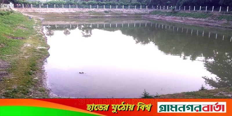 জেলা পরিষদের মালিকানাধীন পুকুরে নিষেধাজ্ঞা অমান্য করে মাছ চাষ জেলা পরিষদের মালিকানাধীন পুকুরে নিষেধাজ্ঞা অমান্য করে মাছ চাষ