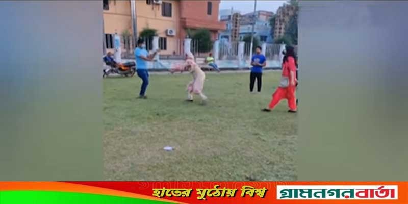মেয়েকে উত্ত্যক্ত করায় যুবককে পেটালেন মা ! মেয়েকে উত্ত্যক্ত করায় যুবককে পেটালেন মা !