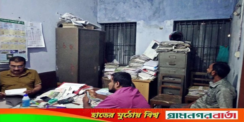 জরাজীর্ণ ভবনে চলছে ফকিরহাট মাধ্যমিক শিক্ষা অফিসের কার্যক্রম জরাজীর্ণ ভবনে চলছে ফকিরহাট মাধ্যমিক শিক্ষা অফিসের কার্যক্রম