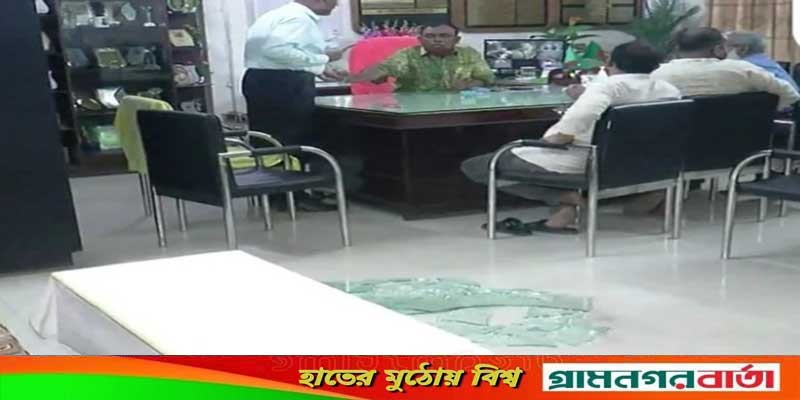 মাদারীপুর সরকারী কলেজের অধ্যক্ষের কক্ষে ভাঙচুর করেছে ছাত্রলীগের একাংশ মাদারীপুর সরকারী কলেজের অধ্যক্ষের কক্ষে ভাঙচুর করেছে ছাত্রলীগের একাংশ