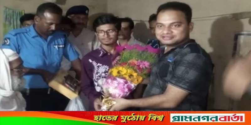 মাদ্রাসায় ছেলেদের মধ্যে প্রথম আলফাজ, পড়াশোনার খরচের দায়িত্ব নিল মুর্শিদাবাদ পুলিশ মাদ্রাসায় ছেলেদের মধ্যে প্রথম আলফাজ, পড়াশোনার খরচের দায়িত্ব নিল মুর্শিদাবাদ পুলিশ