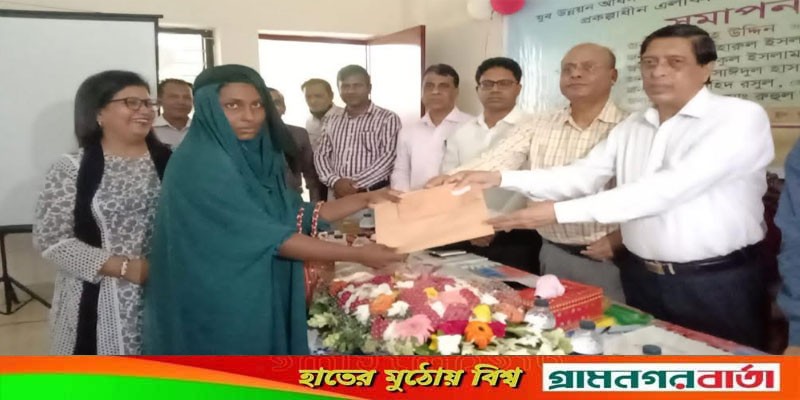 পদ্মা সেতুর ক্ষতিগ্রস্তরা পেলো আয়বর্ধনমূলক প্রশিক্ষন ও নগদ অর্থ পদ্মা সেতুর ক্ষতিগ্রস্তরা পেলো আয়বর্ধনমূলক প্রশিক্ষন ও নগদ অর্থ