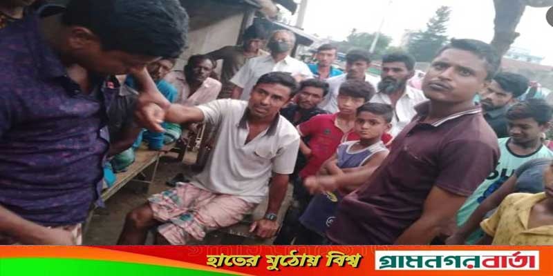 সুদের টাকা না দেয়ায় রিকশাচালককে শিকলে বেঁধে নির্যাতন সুদের টাকা না দেয়ায় রিকশাচালককে শিকলে বেঁধে নির্যাতন