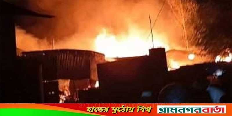 পাবনায় চারকোল তৈরির কারখানায় আগুন পাবনায় চারকোল তৈরির কারখানায় আগুন