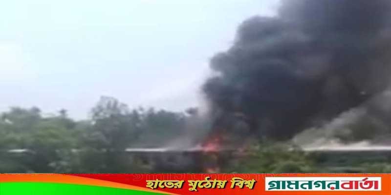 পারাবত এক্সপ্রেস ট্রেনের তিন বগিতে জ্বলছে আগুন পারাবত এক্সপ্রেস ট্রেনের তিন বগিতে জ্বলছে আগুন