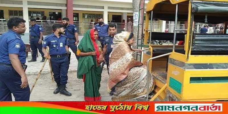 বুথে ভোট চাওয়া নিয়ে মহিলা মেম্বার আটক বুথে ভোট চাওয়া নিয়ে মহিলা মেম্বার আটক
