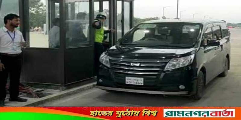 পরীক্ষামূলক টোল দিয়ে পদ্মা সেতু পার হলো প্রথম গাড়ি পরীক্ষামূলক টোল দিয়ে পদ্মা সেতু পার হলো প্রথম গাড়ি
