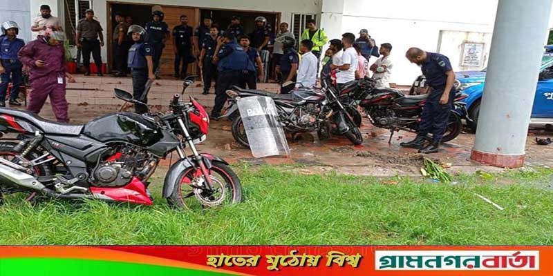 বাগেরহাটে জনতার সঙ্গে সংঘর্ষে ১২ পুলিশসহ আহত ২৫ বাগেরহাটে জনতার সঙ্গে সংঘর্ষে ১২ পুলিশসহ আহত ২৫