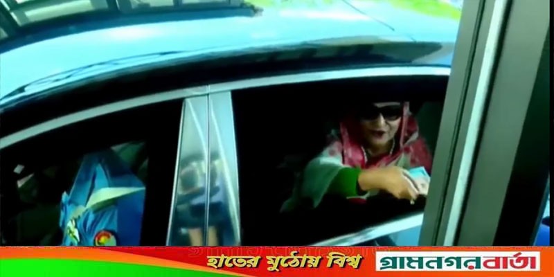 প্রথম যাত্রী হিসেবে পদ্মা সেতুর টোল দিলেন শেখ হাসিনা প্রথম যাত্রী হিসেবে পদ্মা সেতুর টোল দিলেন শেখ হাসিনা