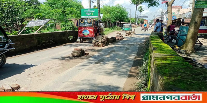 আদমদীঘিতে কার্লভাট দেবে যাওয়ায় যানবাহন চলাচল বন্ধ আদমদীঘিতে কার্লভাট দেবে যাওয়ায় যানবাহন চলাচল বন্ধ