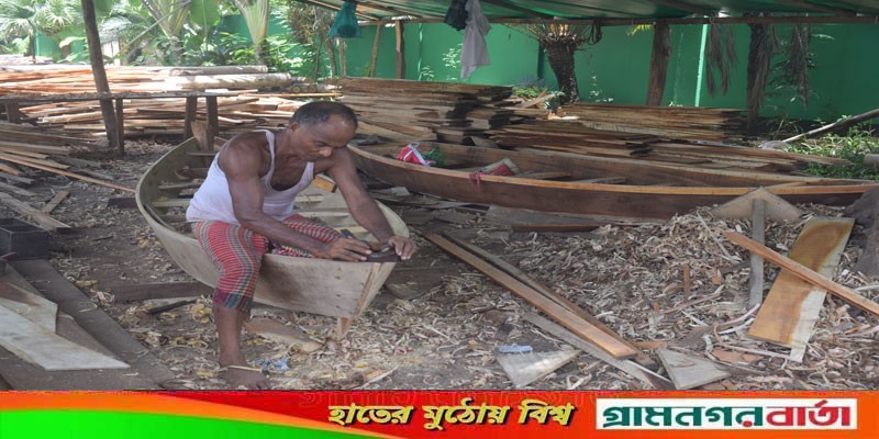 সিরাজদিখানে নৌকা তৈরিতে ব্যস্ত মিস্ত্রিরা সিরাজদিখানে নৌকা তৈরিতে ব্যস্ত মিস্ত্রিরা