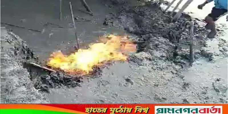 বাগেরহাটে মৎস্য ঘের থেকে গ্যাস উদগীরণ, স্থানীয়দের ভীড় বাগেরহাটে মৎস্য ঘের থেকে গ্যাস উদগীরণ, স্থানীয়দের ভীড়