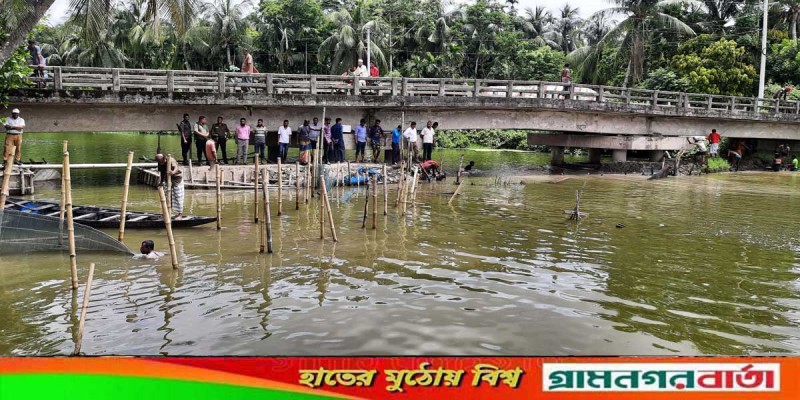 নেতাকর্মীদের দখলে থাকা হোজির নদীর বাঁধ অপসারণ শুরু নেতাকর্মীদের দখলে থাকা হোজির নদীর বাঁধ অপসারণ শুরু
