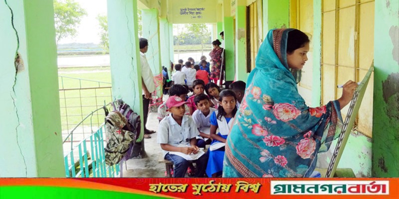বাগেরহাটে পরিত্যক্ত ভবনের বারান্দায় শিক্ষার্থীদের পাঠদান বাগেরহাটে পরিত্যক্ত ভবনের বারান্দায় শিক্ষার্থীদের পাঠদান