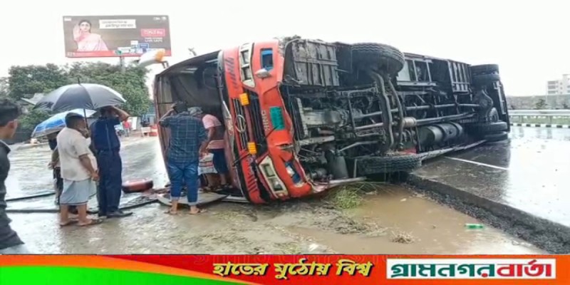 মাওয়া প্রান্তের উত্তর থানার সামনে বাস উল্টে ১০ যাত্রী আহত মাওয়া প্রান্তের উত্তর থানার সামনে বাস উল্টে ১০ যাত্রী আহত