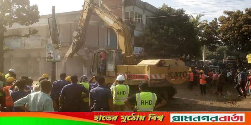 শিবগঞ্জে সওজের অবৈধ স্থাপনার উচ্ছেদ অভিযান শিবগঞ্জে সওজের অবৈধ স্থাপনার উচ্ছেদ অভিযান