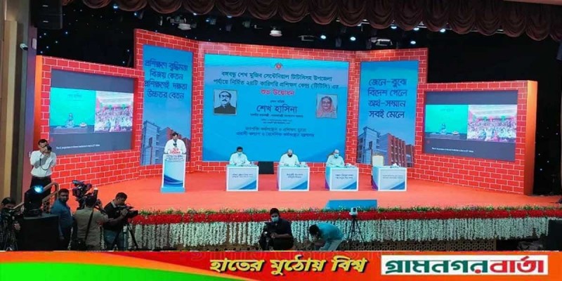 এই যুদ্ধ অর্থহীন, অস্ত্র তৈরিকারীরাই লাভবান হচ্ছে এই যুদ্ধ অর্থহীন, অস্ত্র তৈরিকারীরাই লাভবান হচ্ছে