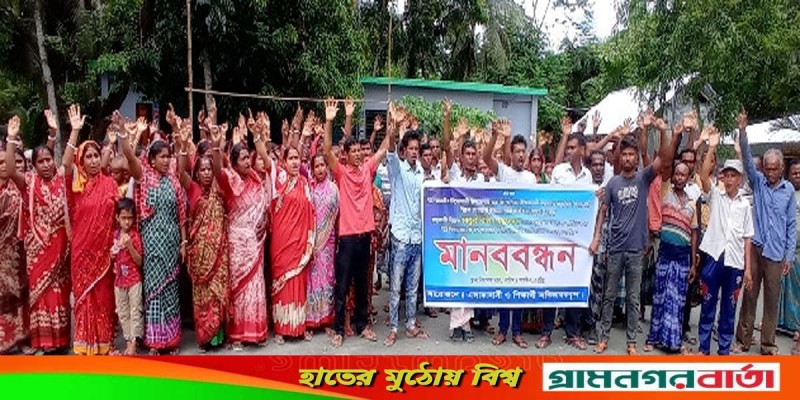 স্কুলে পড়াচ্ছে দপ্তরি, শিক্ষিকার বিরুদ্ধে অবিভাবকদের মিছিল স্কুলে পড়াচ্ছে দপ্তরি, শিক্ষিকার বিরুদ্ধে অবিভাবকদের মিছিল