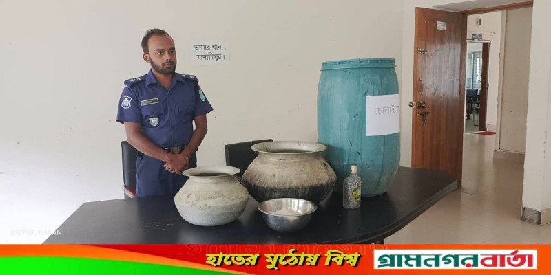 ডাসারে চোলাইমদ ও মদ তৈরির সরঞ্জামাদিসহ ১৫ লিটার মদ উদ্ধার ডাসারে চোলাইমদ ও মদ তৈরির সরঞ্জামাদিসহ ১৫ লিটার মদ উদ্ধার