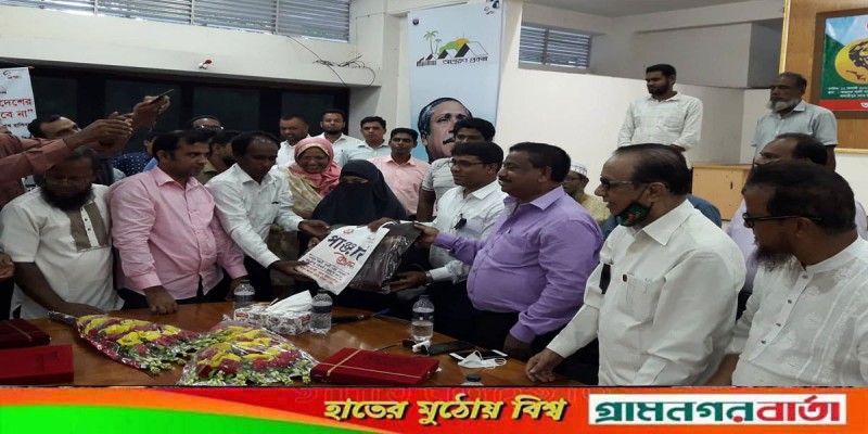 মাদারীপুরে শিক্ষা অফিসারের বিদায় সংবর্ধনা মাদারীপুরে শিক্ষা অফিসারের বিদায় সংবর্ধনা