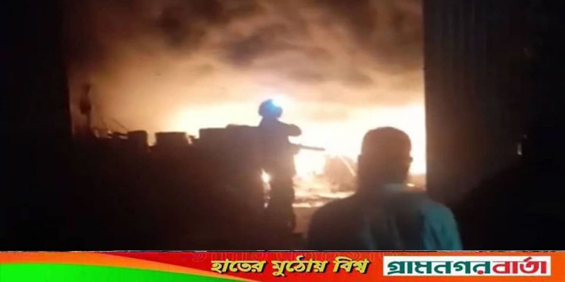 বিসিক শিল্পনগরীর ফ্যাক্টরিতে আগুন বিসিক শিল্পনগরীর ফ্যাক্টরিতে আগুন