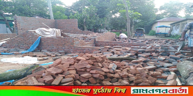রাতের আঁধারে সাবেক সরকারি কর্মকর্তার নির্মাণাধীন বাড়ি ভাঙচুর রাতের আঁধারে সাবেক সরকারি কর্মকর্তার নির্মাণাধীন বাড়ি ভাঙচুর