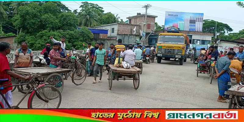 চিতলমারীতে ব্রিজের উপরে ভ্যান স্ট্যান্ড, চরম ভোগান্তি চিতলমারীতে ব্রিজের উপরে ভ্যান স্ট্যান্ড, চরম ভোগান্তি