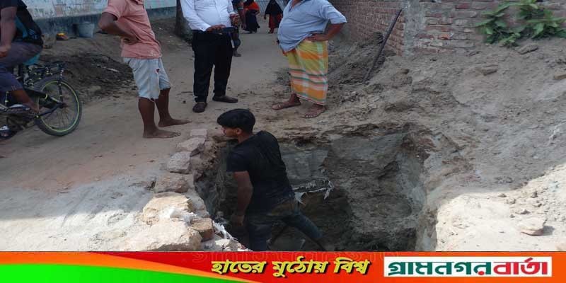 শ্রীনগরে ব্যক্তি স্বার্থে সরকারি রাস্তা কেটে স্যুয়ারেজ লাইন শ্রীনগরে ব্যক্তি স্বার্থে সরকারি রাস্তা কেটে স্যুয়ারেজ লাইন
