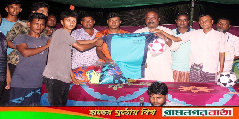 নন্দীগ্রামে খেলোয়াড়দের মাঝে ফুটবল ও জার্সি বিতরণ নন্দীগ্রামে খেলোয়াড়দের মাঝে ফুটবল ও জার্সি বিতরণ