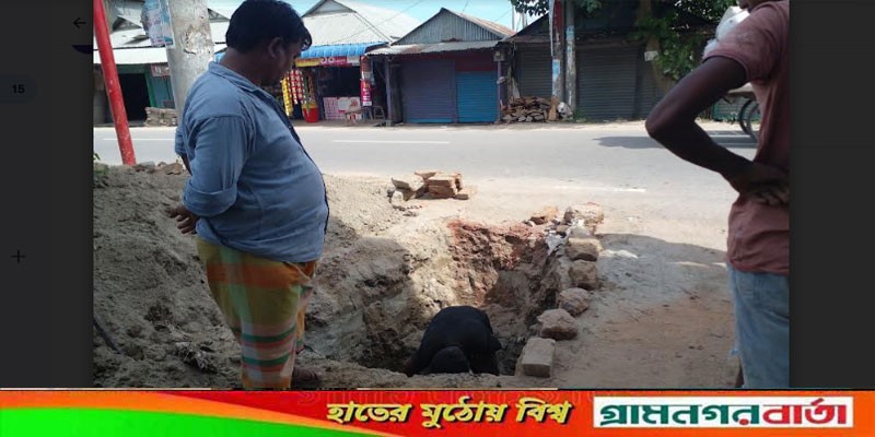শ্রীনগরে আর্থিক সুবিধা বিনিময়ে সরকারি সড়ক কেটে স্যুয়ারেজ লাইন স্থাপন শ্রীনগরে আর্থিক সুবিধা বিনিময়ে সরকারি সড়ক কেটে স্যুয়ারেজ লাইন স্থাপন