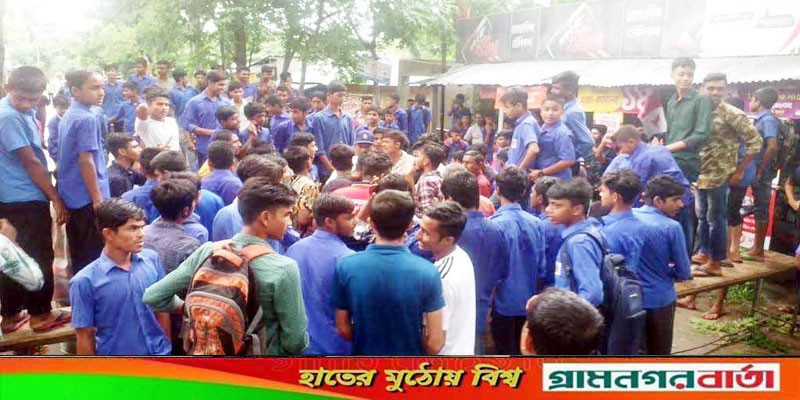 খেলা শেষে হামলা, দোষীদের বিচার দাবিতে শিক্ষার্থীদের সড়ক অবরোধ খেলা শেষে হামলা, দোষীদের বিচার দাবিতে শিক্ষার্থীদের সড়ক অবরোধ