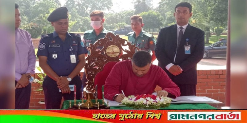 জাতীয় স্মৃতিসৌধে ভারতীয় বিদায়ী হাইকমিশনারের শ্রদ্ধা ও বইয়ে স্বাক্ষর জাতীয় স্মৃতিসৌধে ভারতীয় বিদায়ী হাইকমিশনারের শ্রদ্ধা ও বইয়ে স্বাক্ষর