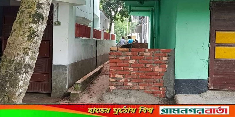 নন্দীগ্রামে ইটের সলিং রাস্তার উপর প্রাচীর নির্মাণের অভিযোগ নন্দীগ্রামে ইটের সলিং রাস্তার উপর প্রাচীর নির্মাণের অভিযোগ