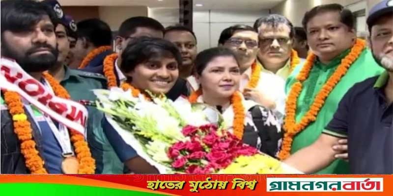 বিমানবন্দরে সাফজয়ী ফুটবলারদের ফুলেল সংবর্ধনা বিমানবন্দরে সাফজয়ী ফুটবলারদের ফুলেল সংবর্ধনা