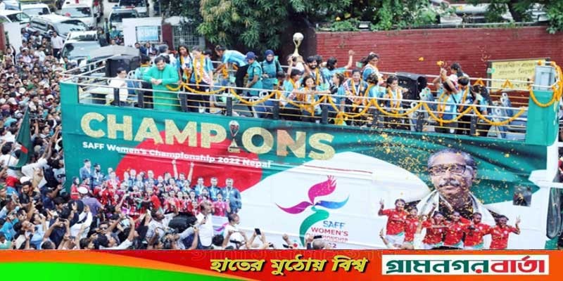 ছাদখোলা বাসে চ্যাম্পিয়ন ফুটবলারদের যাত্রা শুরু ছাদখোলা বাসে চ্যাম্পিয়ন ফুটবলারদের যাত্রা শুরু
