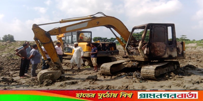 অর্ধ কোটি টাকার ২টি মাটি কাটা গাড়ি পুড়িয়েছে দুর্বৃত্তরা অর্ধ কোটি টাকার ২টি মাটি কাটা গাড়ি পুড়িয়েছে দুর্বৃত্তরা
