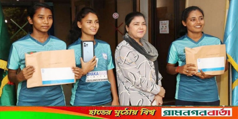 সাফজয়ীদের চুরি হওয়া অর্থের চেয়ে বেশি অর্থ ফেরত দিলেন কিরণ সাফজয়ীদের চুরি হওয়া অর্থের চেয়ে বেশি অর্থ ফেরত দিলেন কিরণ