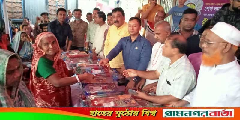 শারদীয় দুর্গাপূজা উপলক্ষে সিরাজদিখান মধ্যপাড়ায় বস্ত্র বিতরণ শারদীয় দুর্গাপূজা উপলক্ষে সিরাজদিখান মধ্যপাড়ায় বস্ত্র বিতরণ