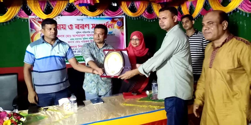নন্দীগ্রাম থানার ইন্সপেক্টর আশরাফুল আলমের বিদায় সংবর্ধনা অনুষ্ঠিত নন্দীগ্রাম থানার ইন্সপেক্টর আশরাফুল আলমের বিদায় সংবর্ধনা অনুষ্ঠিত