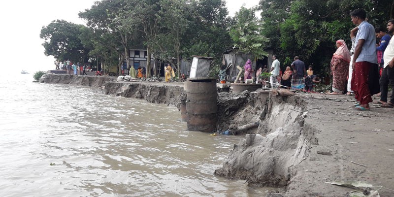 লৌহজংয়ে পদ্মার ভাঙ্গন: এক রাতে ১৫টি বসত ঘর নদীগর্ভে বিলীন লৌহজংয়ে পদ্মার ভাঙ্গন: এক রাতে ১৫টি বসত ঘর নদীগর্ভে বিলীন