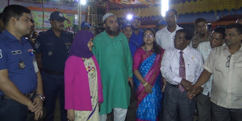 মাদারীপুর জেলা প্রশাসকের পূজামন্ডপ পরিদর্শন