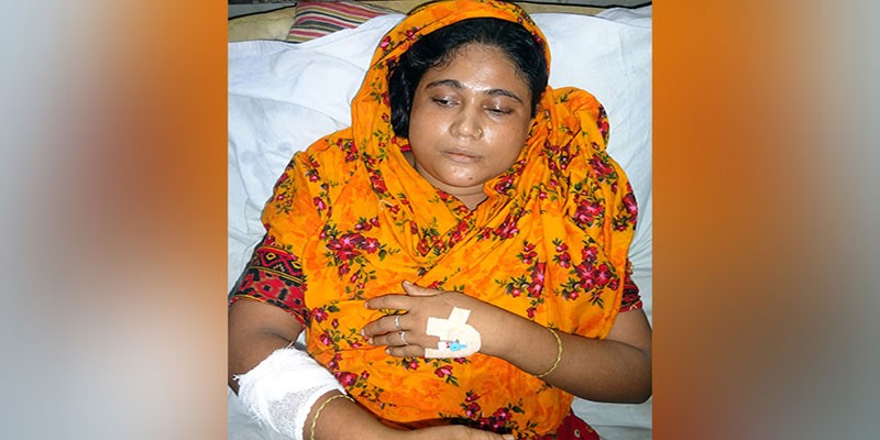 মোরেলগঞ্জে প্রবাসীর বাড়িতে হামলা, নারীকে পিটিয়ে আহত মোরেলগঞ্জে প্রবাসীর বাড়িতে হামলা, নারীকে পিটিয়ে আহত