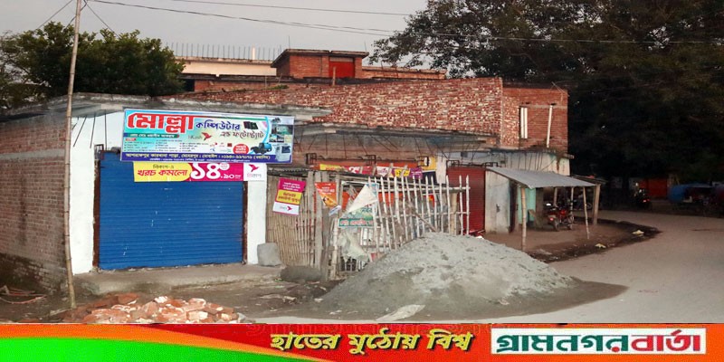 মেহেরপুরের আশরাফপুরে পাঁচটি দোকানে হামলার অভিযোগ মেহেরপুরের আশরাফপুরে পাঁচটি দোকানে হামলার অভিযোগ