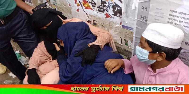 প্রেসক্লাবের সামনে গায়ে কেরোসিন ঢেলে সন্তানদের নিয়ে নারীর আত্মহত্যার চেষ্টা প্রেসক্লাবের সামনে গায়ে কেরোসিন ঢেলে সন্তানদের নিয়ে নারীর আত্মহত্যার চেষ্টা