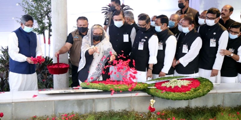 বনানীতে জেল হত্যা দিবসের শহীদদের সমাধিতে প্রধানমন্ত্রীর শ্রদ্ধা বনানীতে জেল হত্যা দিবসের শহীদদের সমাধিতে প্রধানমন্ত্রীর শ্রদ্ধা
