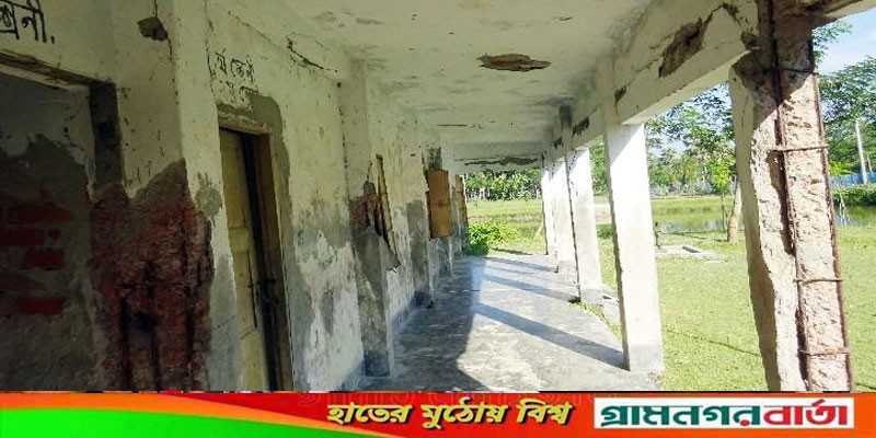 বাগেরহাটে স্কুল ধ্বসের শঙ্কায় শিক্ষার্থীরা বাগেরহাটে স্কুল ধ্বসের শঙ্কায় শিক্ষার্থীরা