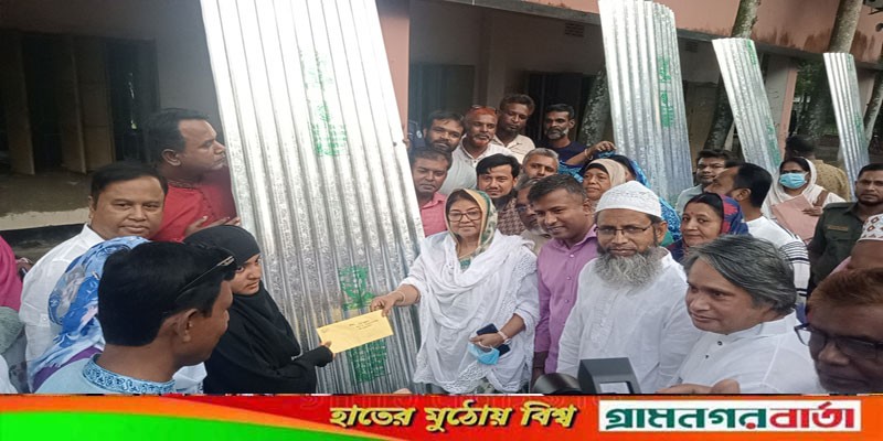 লৌহজংয়ে নদী ভাঙ্গনে ক্ষতিগ্রস্থ দুস্থদের মাঝে ঢেউটিন ও নগদ অর্থ বিতরণ লৌহজংয়ে নদী ভাঙ্গনে ক্ষতিগ্রস্থ দুস্থদের মাঝে ঢেউটিন ও নগদ অর্থ বিতরণ