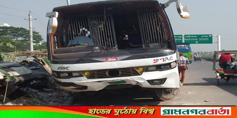 নিয়ন্ত্রণ হারিয়ে গাছে ধাক্কা সাকুরা পরিবহনের, শিশুসহ নিহত ৪ নিয়ন্ত্রণ হারিয়ে গাছে ধাক্কা সাকুরা পরিবহনের, শিশুসহ নিহত ৪