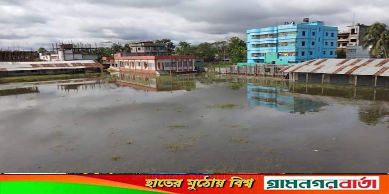 মাদারীপুরে স্কুল মাঠে হাটুপানি ভোগান্তিতে শিক্ষক-শিক্ষার্থী মাদারীপুরে স্কুল মাঠে হাটুপানি ভোগান্তিতে শিক্ষক-শিক্ষার্থী